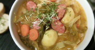 Рецепт Супа с копчеными колбасками и зеленой капустой