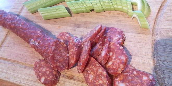 Рецепт супа с копчеными колбасками и зеленой капустой