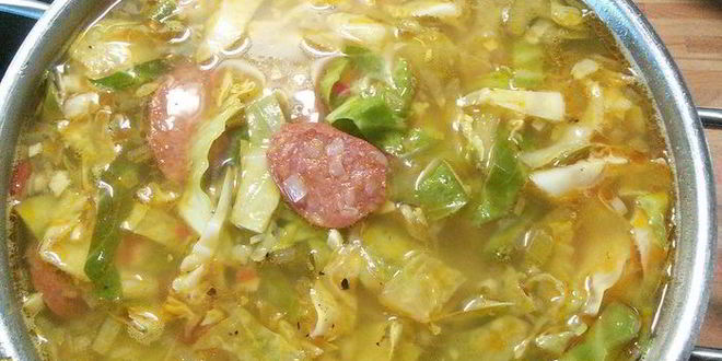 Рецепт супа с копчеными колбасками и зеленой капустой