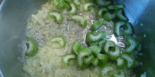 Рецепт супа с копчеными колбасками и зеленой капустой