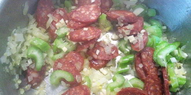 Рецепт супа с копчеными колбасками и зеленой капустой