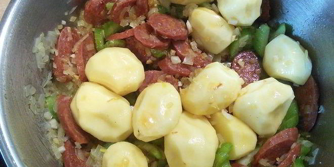 Рецепт супа с копчеными колбасками и зеленой капустой