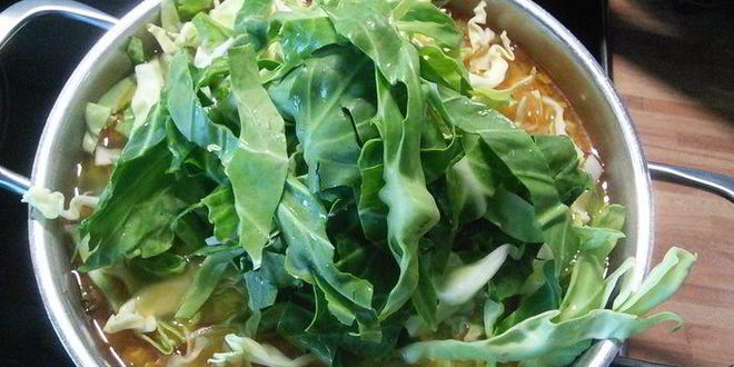 Рецепт супа с копчеными колбасками и зеленой капустой