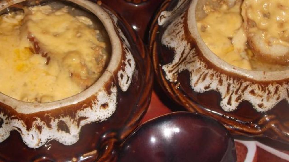 Как приготовить сырно-луковый суп с чесночными гренками