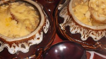 Рецепт Сырно-лукового суп с чесночными гренками