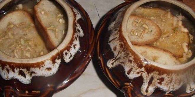 Рецепт сырно-лукового суп с чесночными гренками