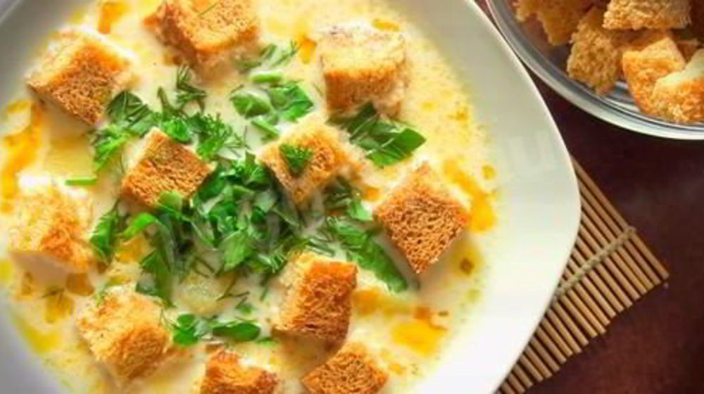 Как приготовить сырный суп с курицей и сухариками