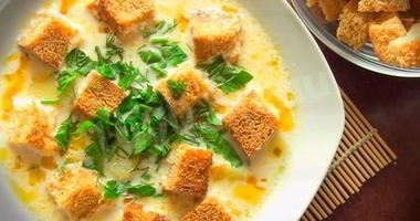 Рецепт Сырного супа с курицей и сухариками