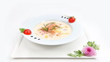 Рецепт Сливочной ухи с копченой форелью и томатами