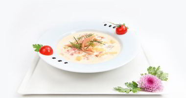 Рецепт Сливочной ухи с копченой форелью и томатами