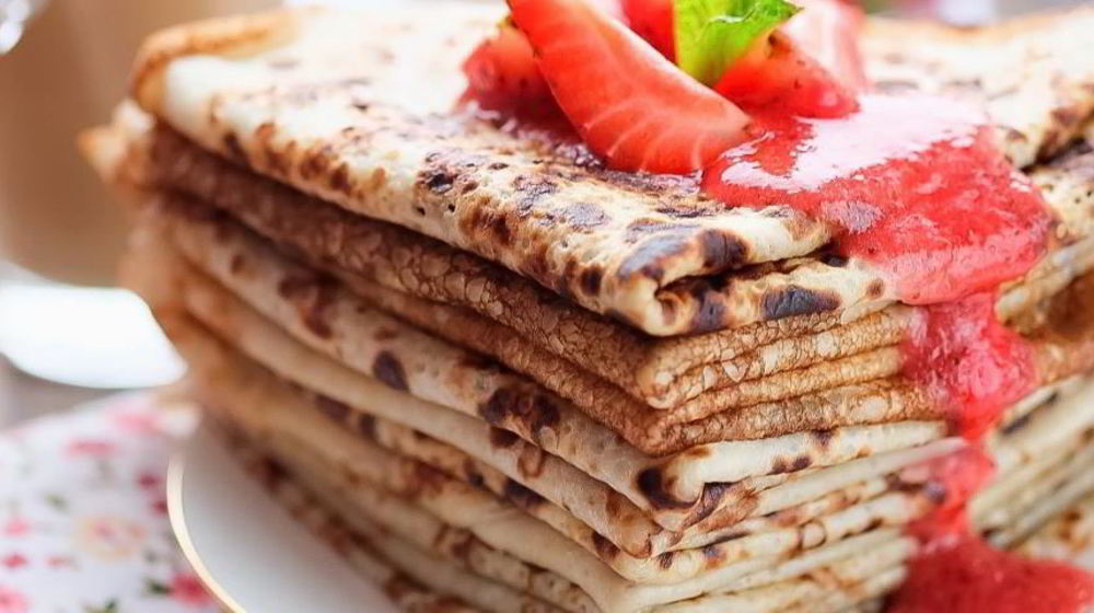 Как приготовить нежнейшие блины на кефире с клубничным соусом