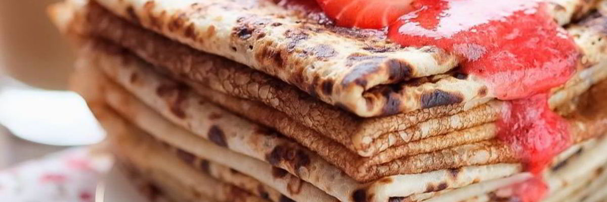 Рецепт Нежнейших блинов на кефире с клубничным соусом