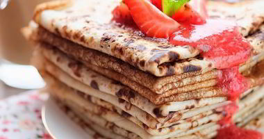 Рецепт Нежнейших блинов на кефире с клубничным соусом