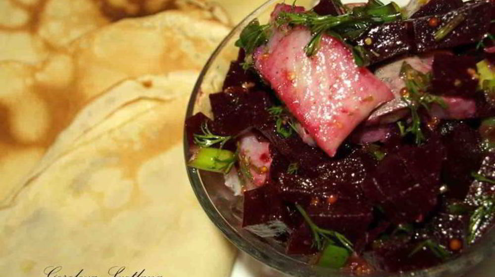 Как приготовить простые блины с салатом из свеклы и селедки