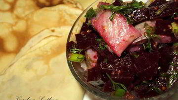 Рецепт Простых блинов с салатом из свеклы и селедки