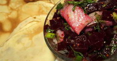 Рецепт Простых блинов с салатом из свеклы и селедки