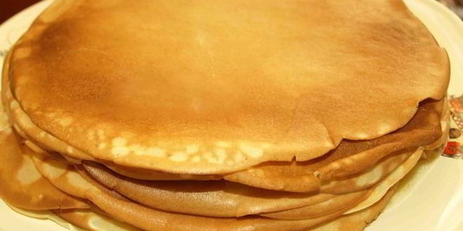 Рецепт простых блинов с салатом из свеклы и селедки