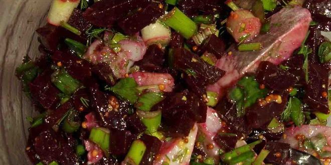 Рецепт простых блинов с салатом из свеклы и селедки