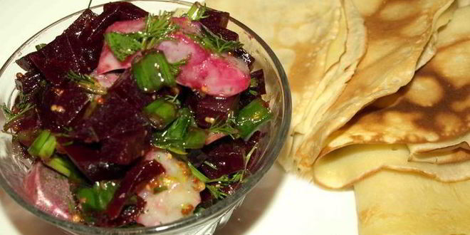 Рецепт простых блинов с салатом из свеклы и селедки