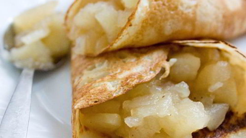 Как приготовить тонкие блинчики с пряной яблочной начинкой