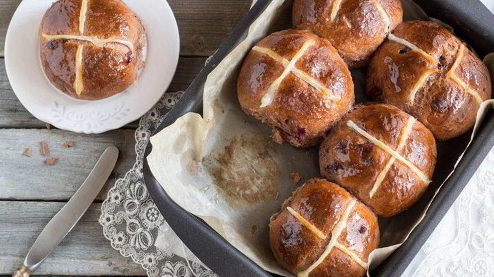 Как приготовить английские крестовые булочки с шоколадом и вишней