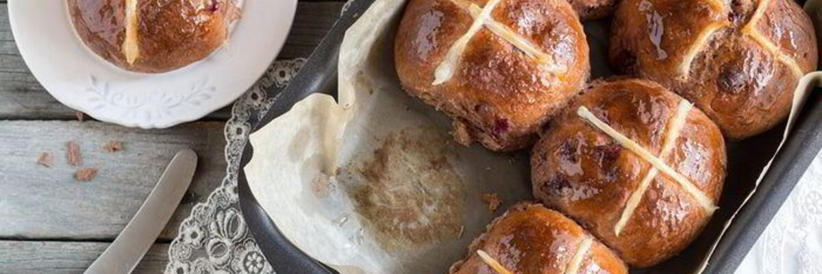 Рецепт Английских крестовых булочек с шоколадом и вишней