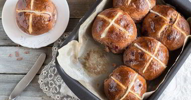 Рецепт Английских крестовых булочек с шоколадом и вишней