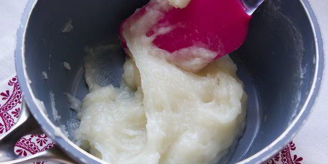 Рецепт английских крестовых булочек с шоколадом и вишней