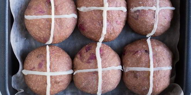 Рецепт английских крестовых булочек с шоколадом и вишней