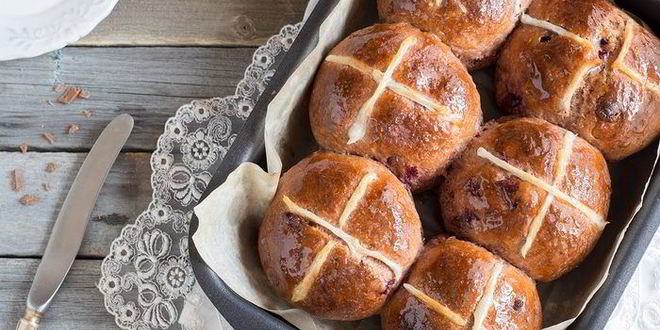 Рецепт английских крестовых булочек с шоколадом и вишней