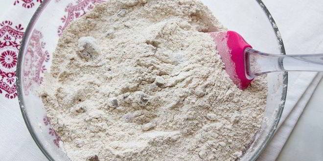 Рецепт английских крестовых булочек с шоколадом и вишней