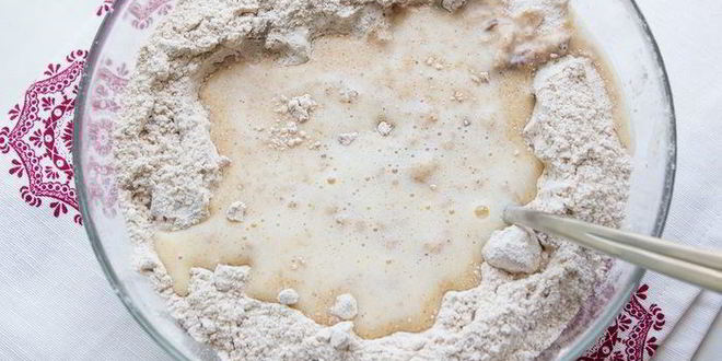 Рецепт английских крестовых булочек с шоколадом и вишней