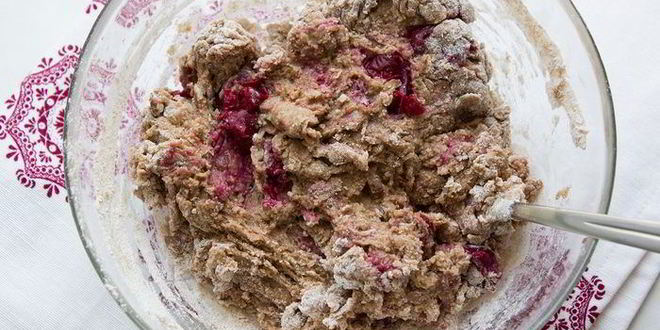 Рецепт английских крестовых булочек с шоколадом и вишней