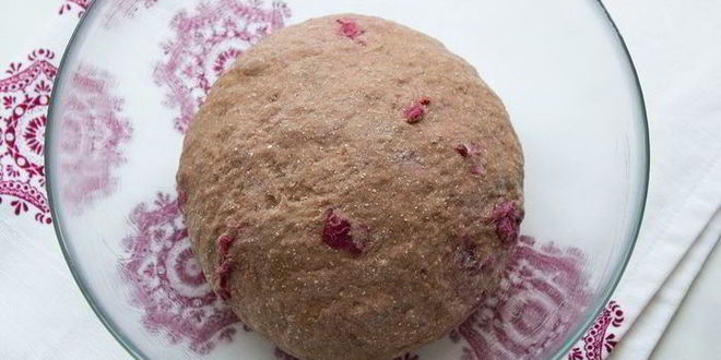 Рецепт английских крестовых булочек с шоколадом и вишней