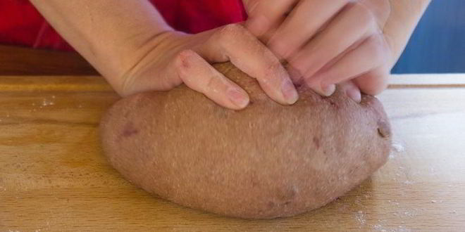 Рецепт английских крестовых булочек с шоколадом и вишней