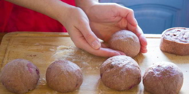 Рецепт английских крестовых булочек с шоколадом и вишней