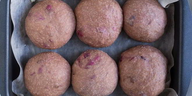 Рецепт английских крестовых булочек с шоколадом и вишней