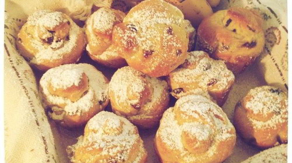 Как приготовить ароматные булочки с изюмом