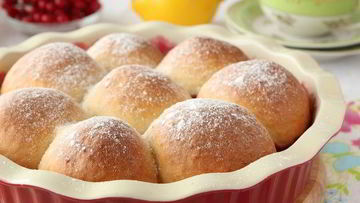 Рецепт Бухтельна — воздушных булочек с горячим ягодным конфитюром