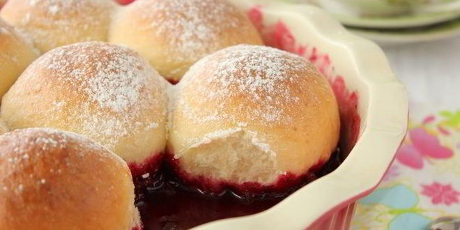 Рецепт бухтельна — воздушных булочек с горячим ягодным конфитюром