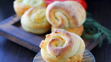 Рецепт Булочек-рулетиков с чесноком и сыром