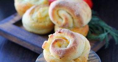 Рецепт Булочек-рулетиков с чесноком и сыром