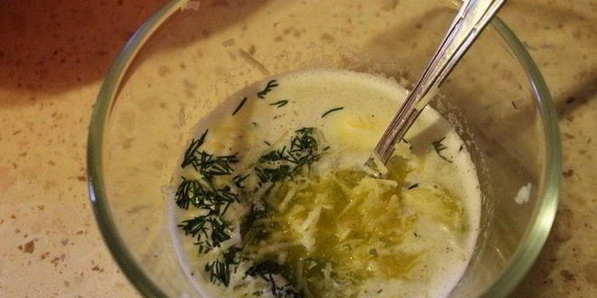 Рецепт булочек-рулетиков с чесноком и сыром