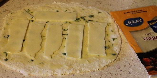 Рецепт булочек-рулетиков с чесноком и сыром