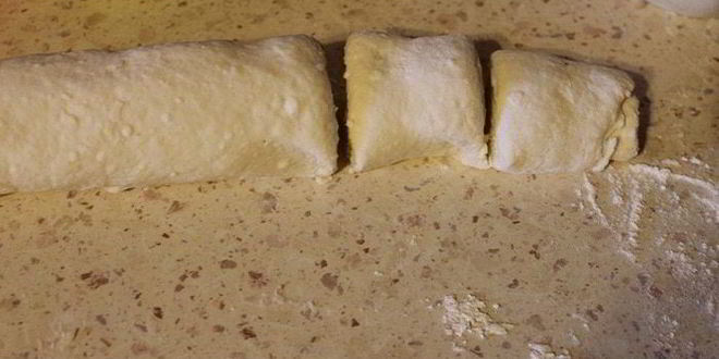 Рецепт булочек-рулетиков с чесноком и сыром