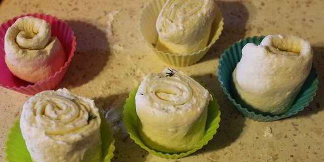 Рецепт булочек-рулетиков с чесноком и сыром