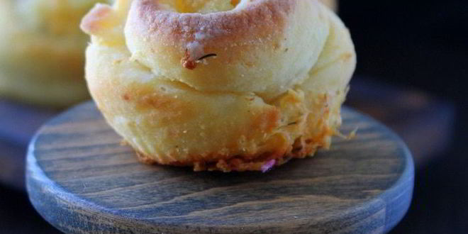 Рецепт булочек-рулетиков с чесноком и сыром