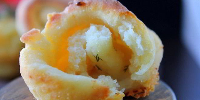 Рецепт булочек-рулетиков с чесноком и сыром