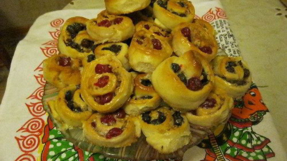 Как приготовить булочки с начинкой из ягод и орехов