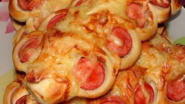 Рецепт Булочек с сосисками и пармезаном